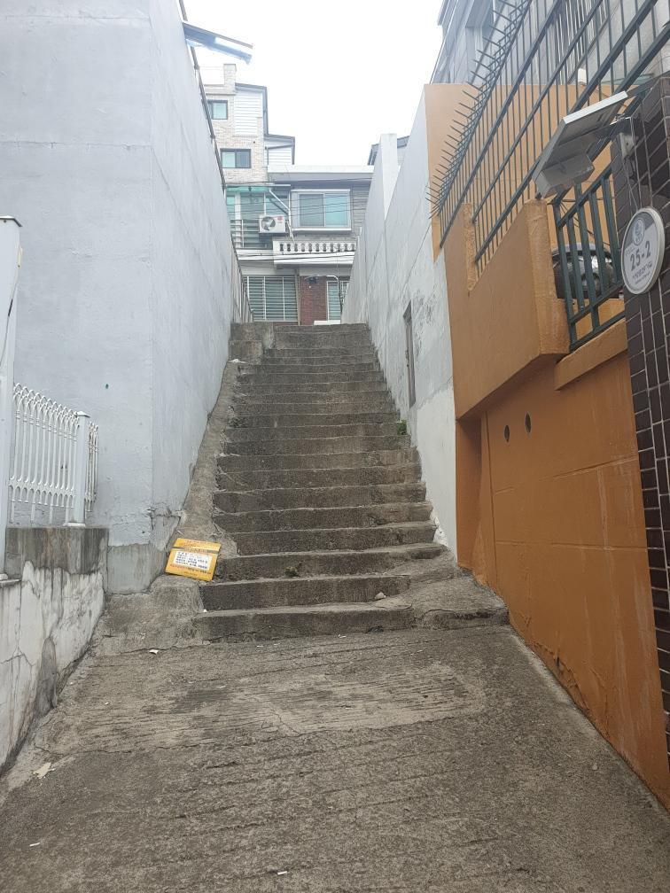 골목길 계단 정비로 안전한 통행환경 조성