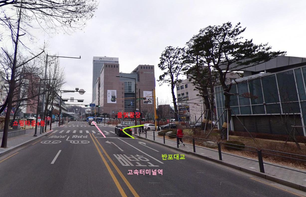 (반포3동) 반포쇼핑타운 이면도로 사거리 주행유도선 표시